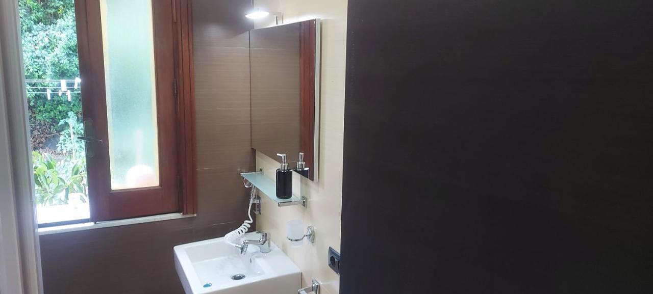 Stanza In Villa Con Giardino Con Box Doccia Idromassaggio Rent A Car Aci Bonaccorsi Exterior foto