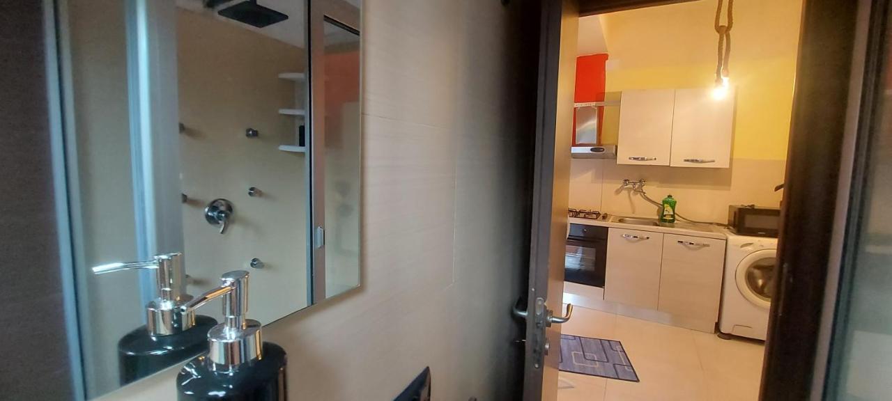 Stanza In Villa Con Giardino Con Box Doccia Idromassaggio Rent A Car Aci Bonaccorsi Exterior foto
